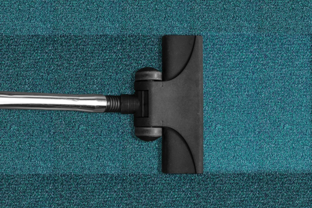 Cleaning a synthetic carpet